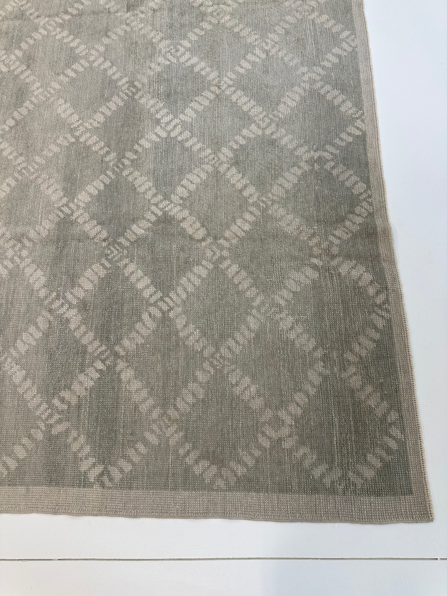 Annie Turkish Oushak rug in muted green, hand-knotted 100% wool — detail