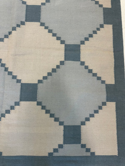 Caitlyn wool flatweave rug in a traditional and transitional design