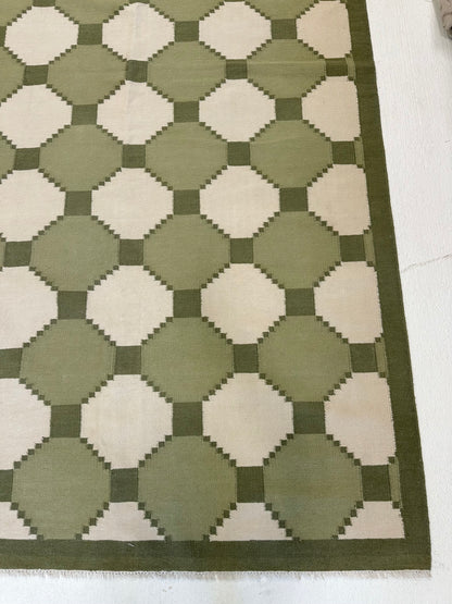Caroline wool flatweave rug in a traditional and transitional design