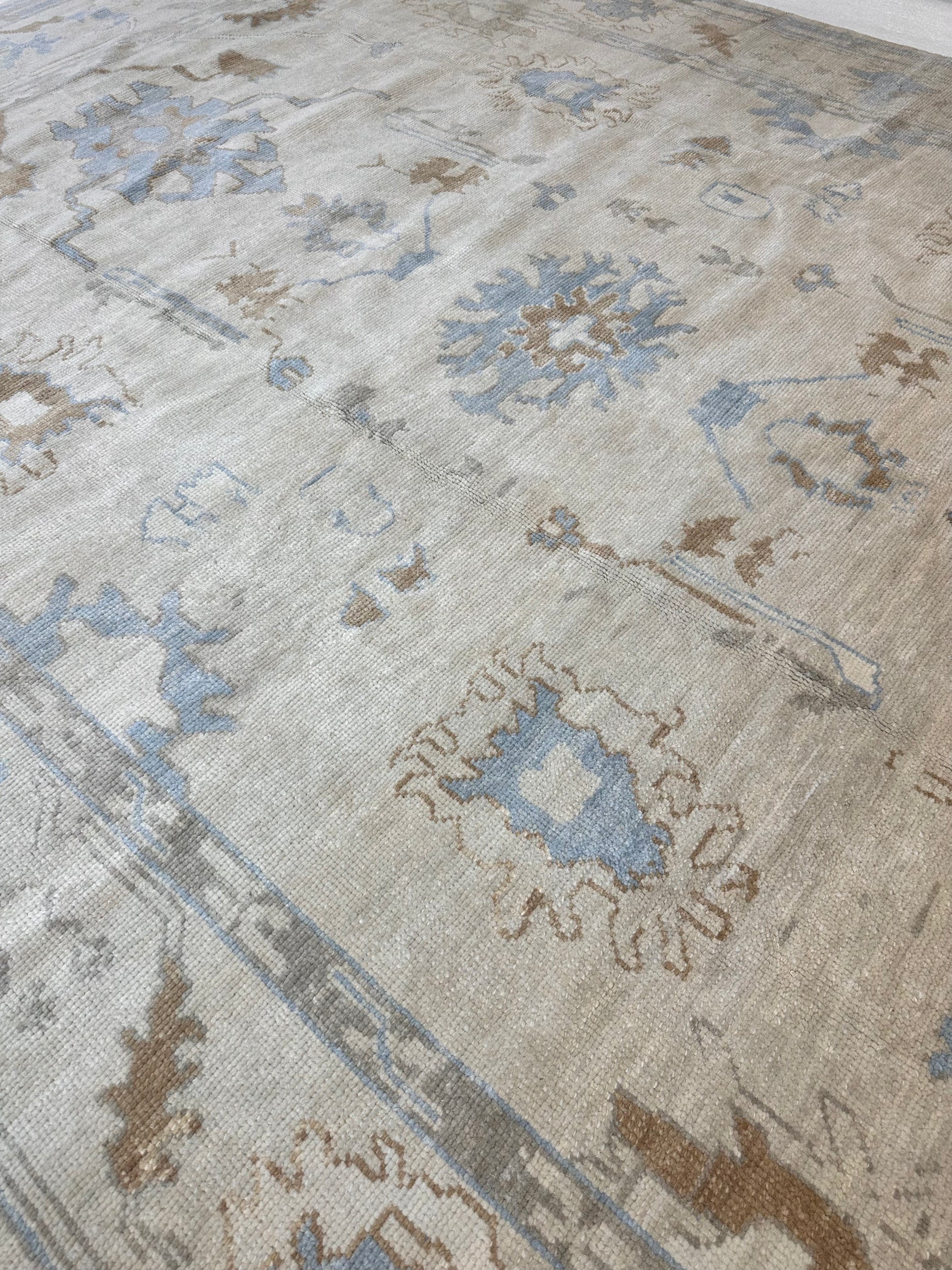 Neutral Turkish hand-knotted modern oushak with accents of sepia, blue, and cream.