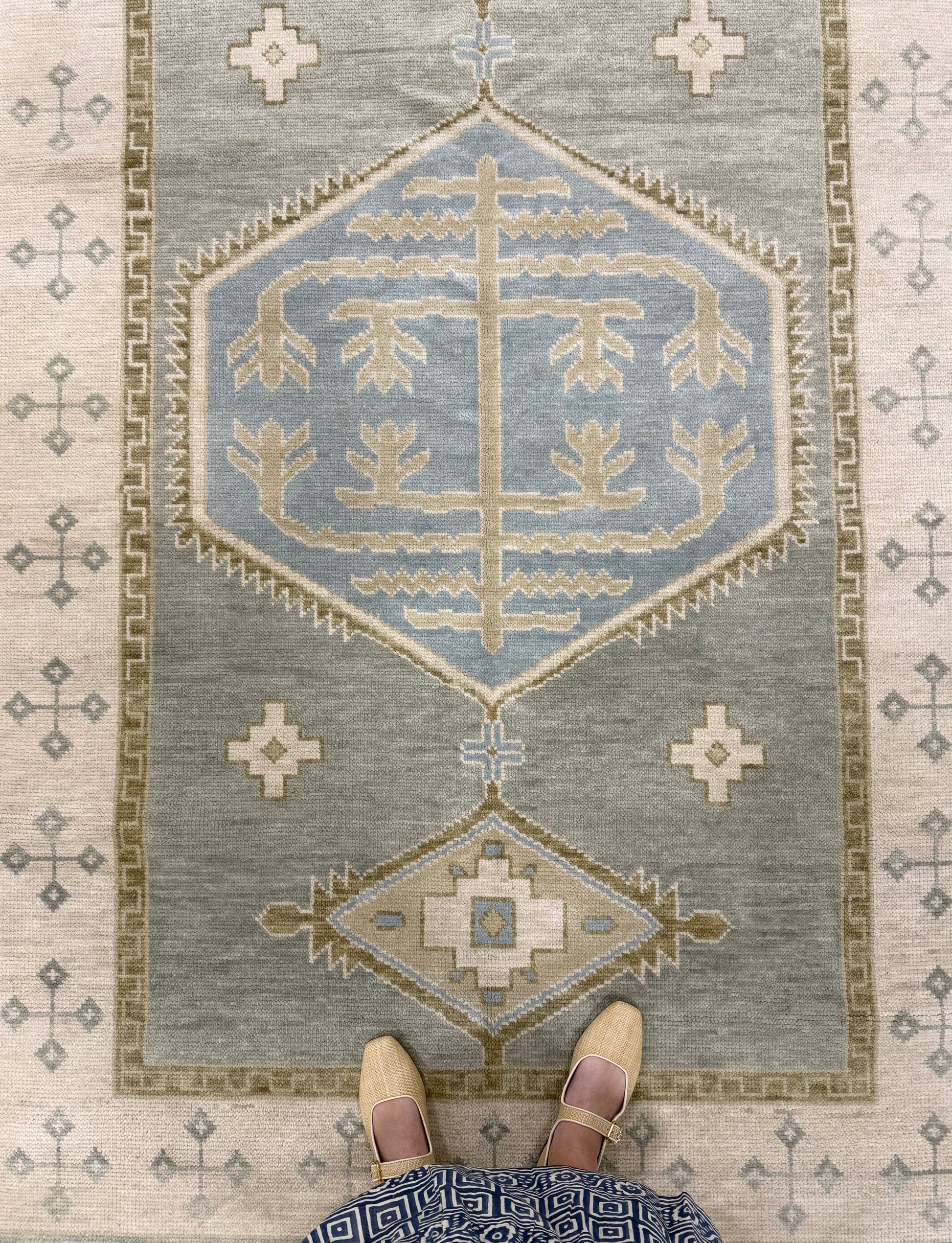 Lennon Blue and green 100% wool Modern Oushak rug with neutral border and green accents and blue center medallion